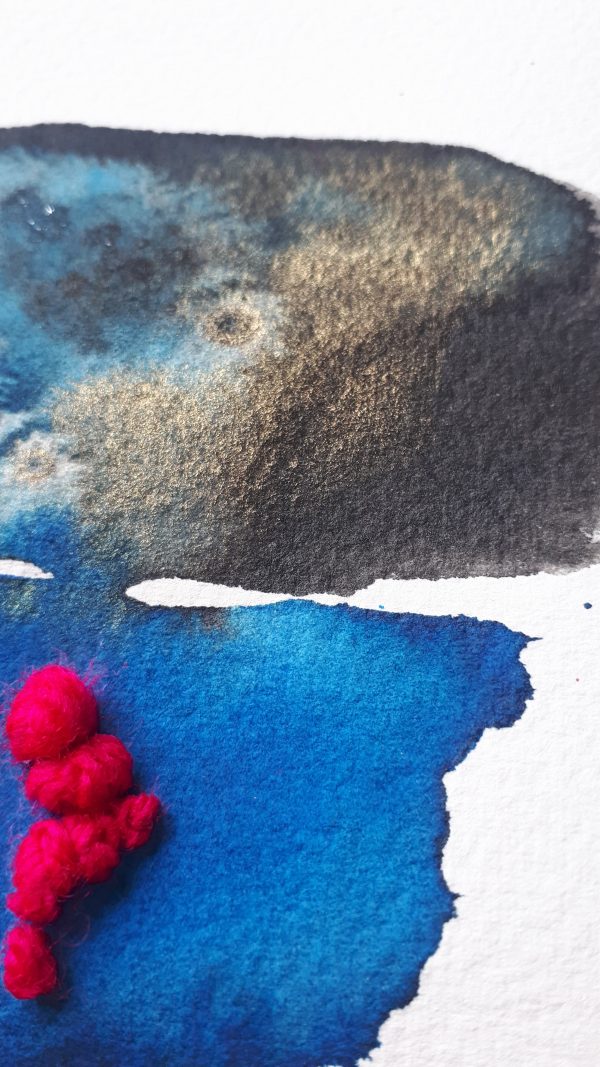 aquarelle abstraite brodée tons bleu et laine fushia fluo